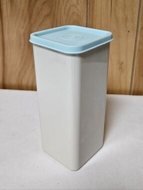 Tupperware Small Cheese Velveeta Butter Cracker Keeper with Tray 1827-4